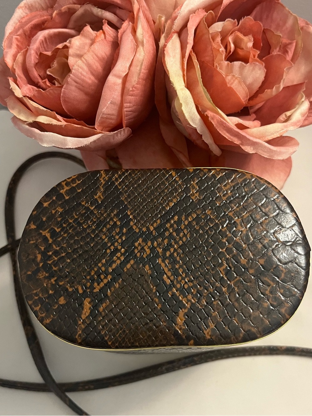 Snakeskin Vintage exotic faux leather box bag featuring a gold magnetic closure - Picture 6 of 9